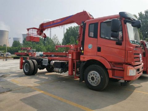 點(diǎn)擊查看詳細(xì)信息<br>標(biāo)題：6.3噸大運(yùn)隨車吊 閱讀次數(shù)：2072