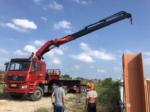 點擊查看詳細信息<br>標題：30噸折臂吊 閱讀次數(shù)：2779